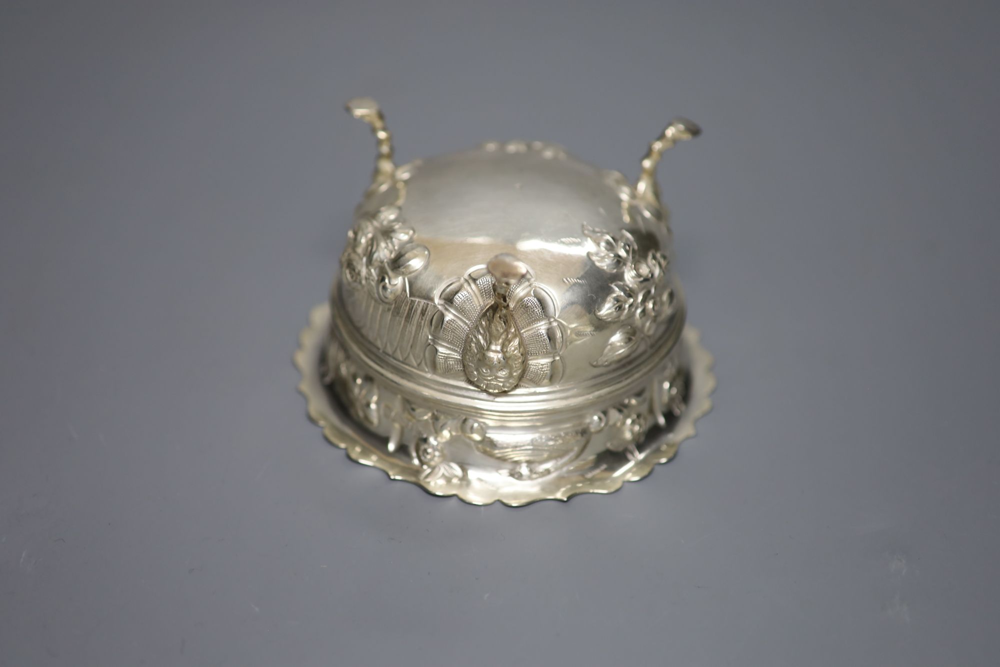 A late Victorian embossed silver sugar bowl, Nathan & Hayes, Chester, 1900m height 67mm, 5.5oz.